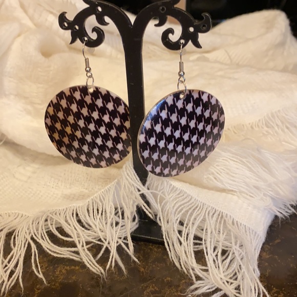 Abalone houndstooth pierced dangle earrings! NWT - Picture 2 of 7